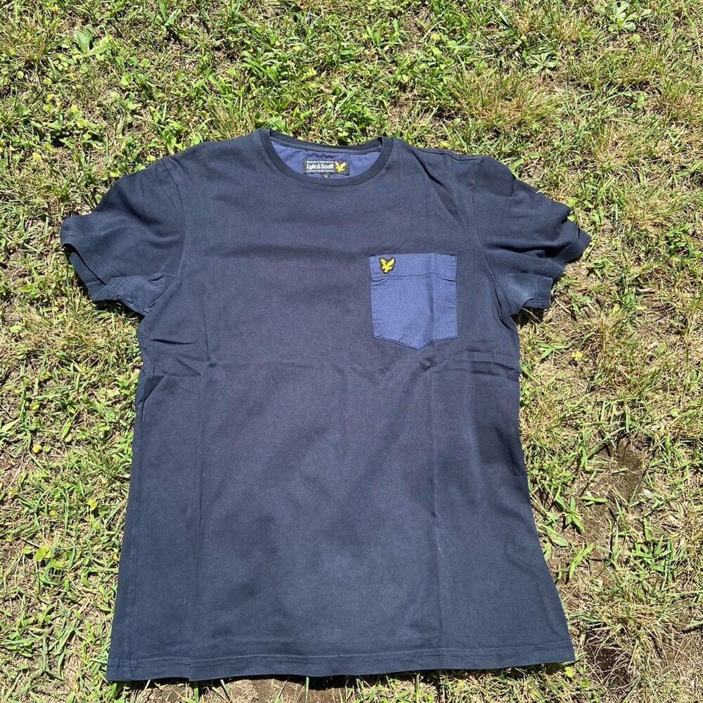 Lyle & Scott Men's Black and Navy T-shirt